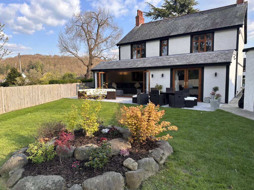 The back garden at Y Gorlan Holiday Home in Snowdonia