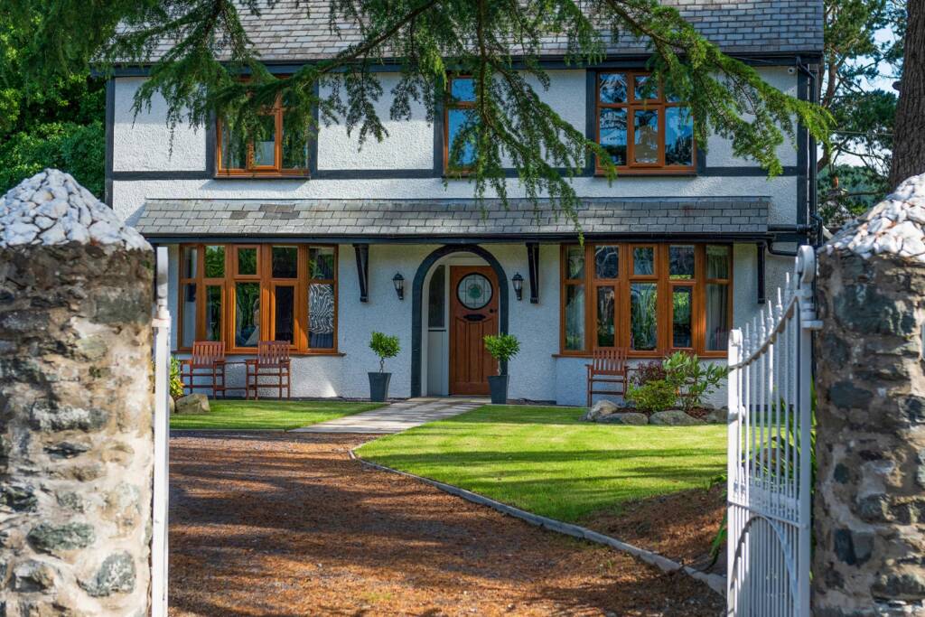 The front of the house at Y Gorlan Holiday Home in Snowdonia