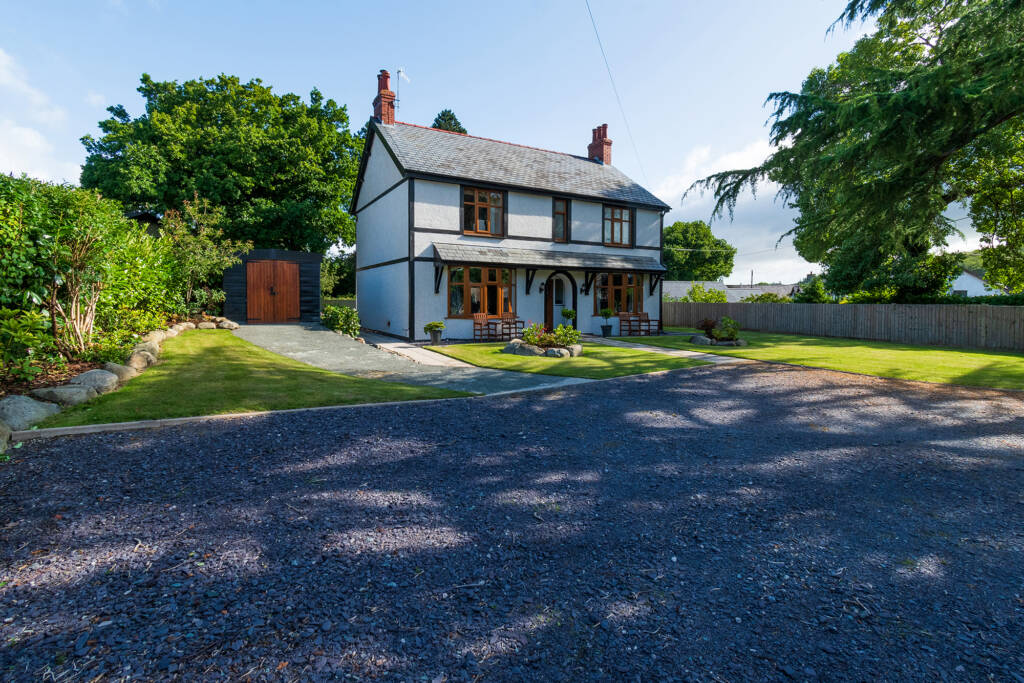 Plentiful parking at Y Gorlan Holiday Home in Snowdonia