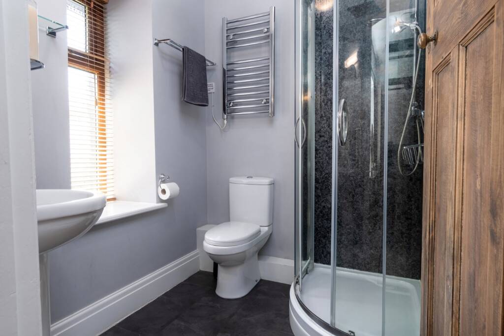 An ensuite bathroom at Y Gorlan Holiday Home in Snowdonia