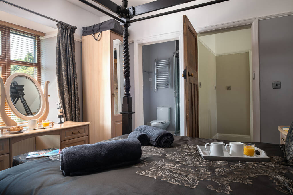 Four poster bed at Y Gorlan Holiday Home in Snowdonia