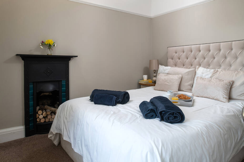 An ensuite bedroom at Y Gorlan Holiday Home in Snowdonia