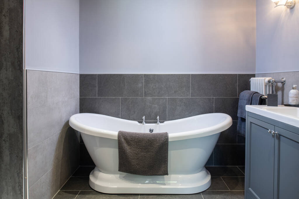 A roll top bath at Y Gorlan Holiday Home in Snowdonia