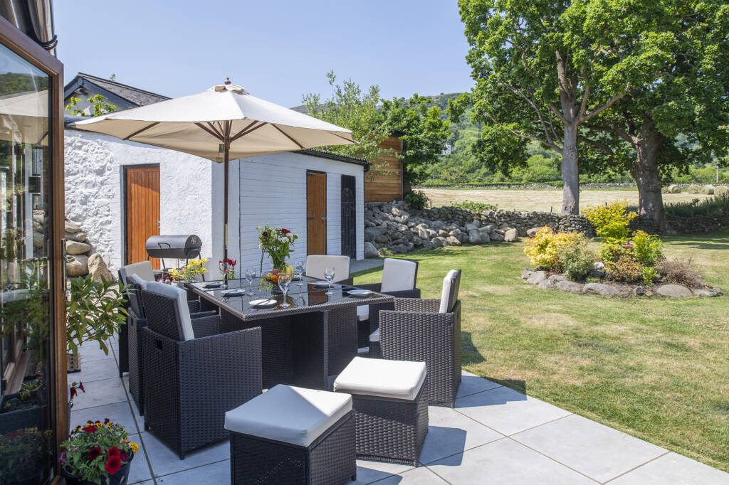 Outside eating area at Y Gorlan Holiday Home in Snowdonia