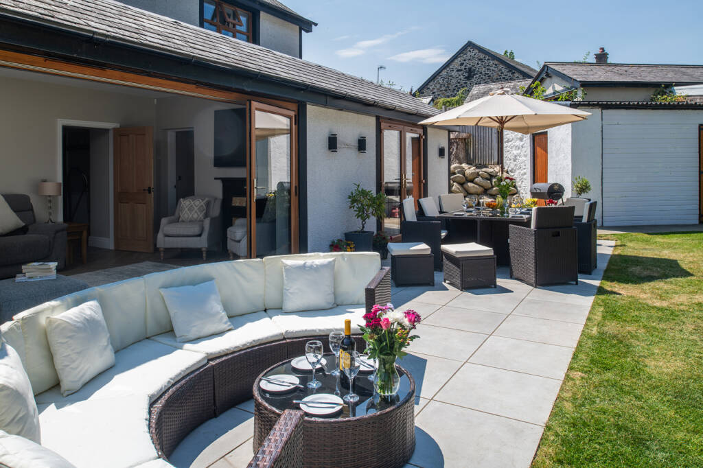 Outside seating area at Y Gorlan Holiday Home in Snowdonia